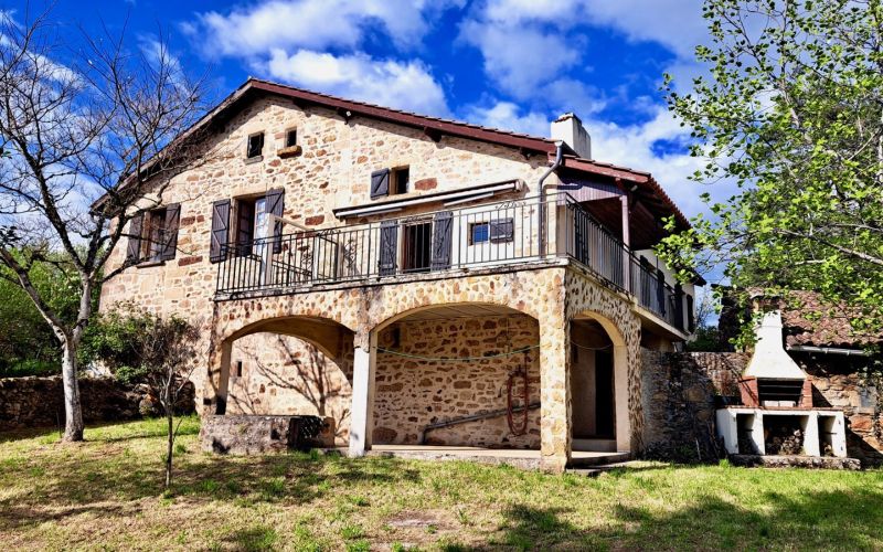 1427 - GRANDE MAISON EN PIERRES, TRES PROCHE DE FIGEAC,  AVEC BELLE VUE DOMINANTE, PUITS, STUDIO INDEPENDANT POUR GITE OU FAMILLE,SUR 6441 M2  DE TERRAIN