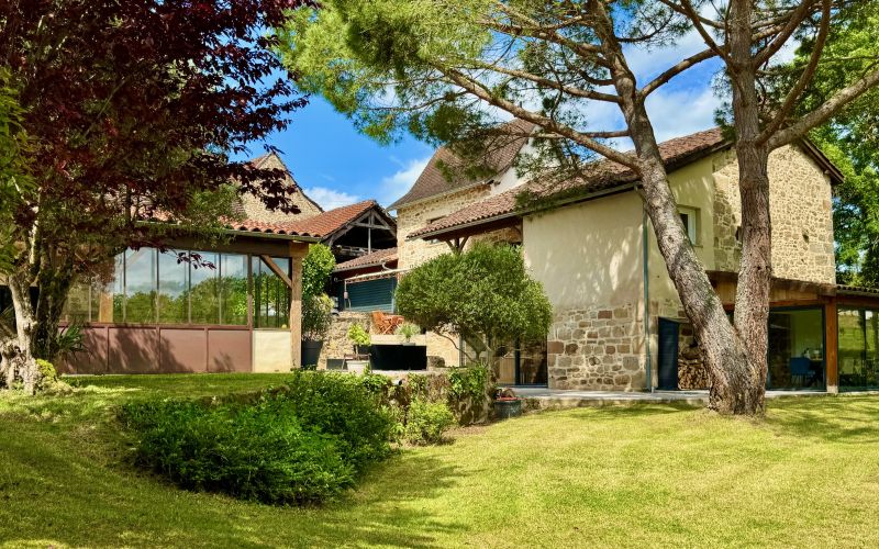 1572 - MAGNIFIQUE PROPRIETE AVEC MAISON ANCIENNE ENTIEREMENT RÉNOVÉE, BELLES TERRASSES, INCROYABLE SALON D'ETE EN VERRIÈRE , AUTOUR DE LA PISCINE, MAISON D'AMIS, PARC ARBORÉ , A QUELQUES MINUTES DU CENTRE VILLE DE FIGEAC (LOT)