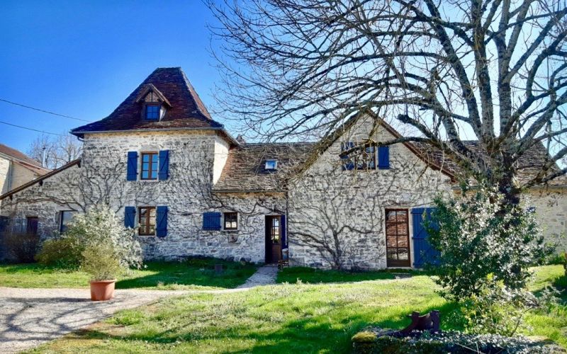 1438 -  PROPRIETE DE CARACTERE AVEC PISCINE ET DEPENDANCE SUR ENV UN HECTARE 25, AUX ENVIRONS DE FIGEAC (LOT) SUD
