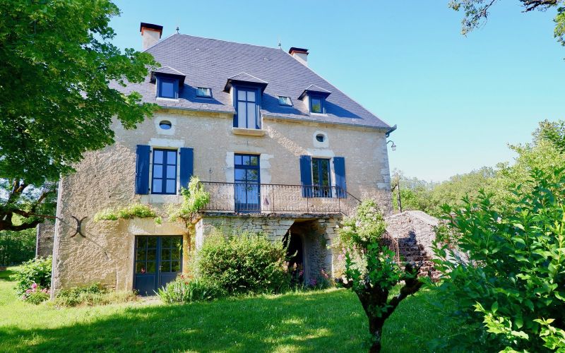 1308 - MAGNIFIQUE PROPRIETE DE CARACTERE AUTHENTIQUE AVEC MAISON DE MAITRE ET BELLES DEPENDANCES SUR 7 HECTARES AUX ENVIRONS DE FIGEAC (LOT)
