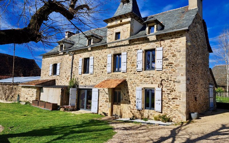 1426 - SUPERBE PROPRIETE DE CARACTERE AVEC SON PIGEONNIER , PISCINE, DEPENDANCES, VUE ET CALME, SECTEUR AVEYRON , SUD DE FIGEAC