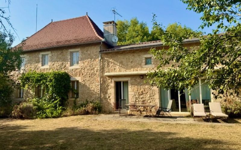1563 - BELLE MAISON DE MAITRE EN PIERRES, RÉNOVATION RECENTE ET DE QUALITÉ,  SUPERBES VOLUMES, LUMINOSITÉ, SUR PLUS DE 7000 m2 AUX ENVIRONS DE FIGEAC, SUD , COTÉ AVEYRON