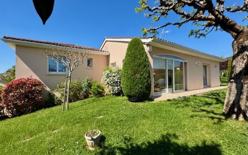 1526 - VILLA CONTEMPORAINE PLAIN PIED TRES LUMINEUSE , AVEC BEAU JARDIN ARBORÉ, GARAGE, CENTRE DE FIGEAC (LOT)