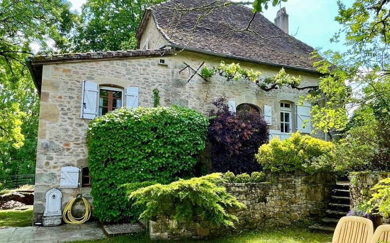 1434 - RAVISSANTE MAISON QUERCYNOISE AVEC SON JARDIN ARBORE , DANS UN VILLAGE TOUS COMMERCES,PROCHE DE FIGEAC (LOT)