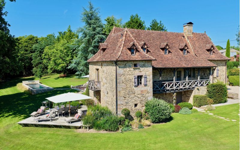 1573 - PROPRIETE RARE DU XVIe SIECLE, AVEC MANOIR, DÉPENDANCES, PISCINE EN GRANIT, SUR 13 HECTARES, JARDINS MAGNIFIQUES, SALLE DE CINEMA, SALLE DE SPORT...,  PROCHE DE FIGEAC (LOT)