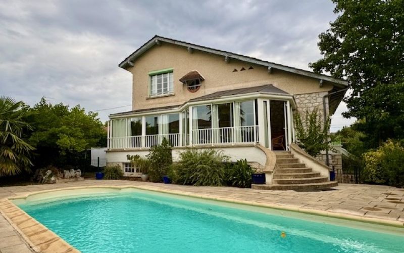 1566 - BELLE VILLA,  ANNEES 1930, AVEC PISCINE, JARDIN, GARAGE, CENTRE VILLE DE FIGEAC  (LOT) SUR 932 m2 DE TERRAIN