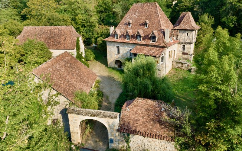 1564 - MAGNIFIQUE MANOIR AVEC SON ETANG ET SA MERVEILLEUSE CASCADE, FOUR A PAIN, DEUX GRANGES RAVISSANTES , SUR PRESQUE 3 HECTARES, AUX ENVIRONS DE FIGEAC (LOT)