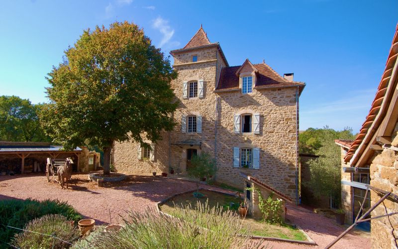 1531 - MAGNIFIQUE DOMAINE DE CARACTERE AVEC SPA, SUR PLUS DE 18 HA , RENOVATION AUTHENTIQUE ET ECOLOGIQUE, AUX ENVIRONS DE FIGEAC (LOT/AVEYRON)