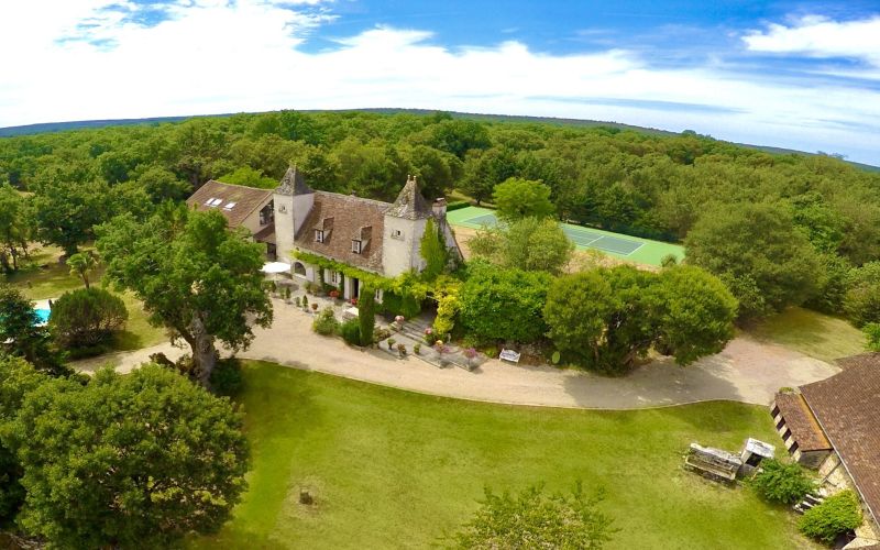 1562 - MAGNIFIQUE DOMAINE DE CARACTÈRE, COMPRENANT UN ELEGANT MANOIR , UNE PISCINE,  UN TENNIS ET DÉPENDANCES DE CHARME, SUR 2 HA 5 DE PARC ARBORÉ , AUX ENVIRONS DE FIGEAC (LOT)
