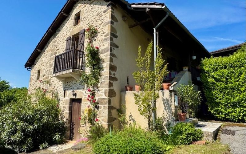 1550 - JOLIE MAISON QUERCYNOISE EN PIERRES AVEC VUE, JARDIN ET GARAGE DANS UN HAMEAU, TRES PROCHE DE FIGEAC (LOT)