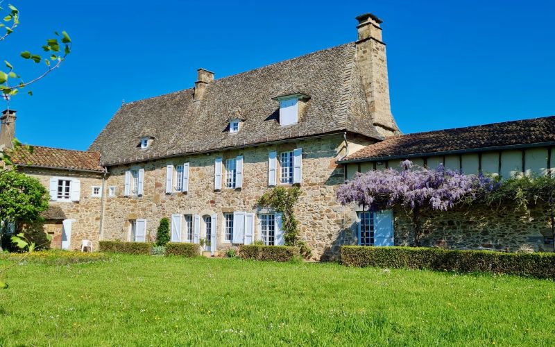 1515 - SUPERBE MAISON DE MAITRE EN PIERRES DE TAILLE, DE 1820, AVEC DEPENDANCE, TERRAIN DE PLUS D'UN HA, SECTEUR CANTAL , ENVIRON DE MAURS