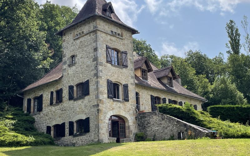 1470 - GRANDE DEMEURE AVEC SON SUPERBE PARC ARBORÉ ET SA PISCINE,  SUR 1 HA 06 A  11 CA, TRES PROCHE DE FIGEAC (LOT)
