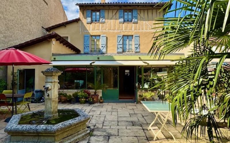 1551 -  PROPRIETE DE CARACTERE AVEC MAISON A COLOMBAGES RÉNOVÉE,  ASCENSEUR, PATIO JARDIN ET GRANGE, AU COEUR DU CENTRE HISTORIQUE  DE FIGEAC (LOT)