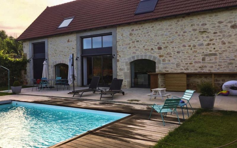 1522 - MAGNIFIQUE GRANGE EN PIERRES, ENTIEREMENT RÉNOVÉE PAR ARCHITECTE, ALLIANT CHARME DE L'ANCIEN ET MODERNITÉ, SUR 2400 M2 DE TERRAIN, AVEC BELLE PISCINE CHAUFFÉE , TRES PROCHE DE FIGEAC (LOT)