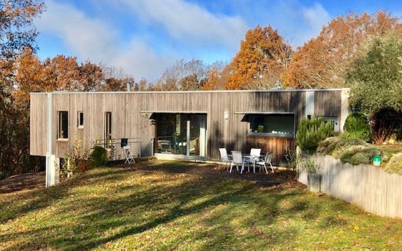 1236 - VILLA ULTRA MODERNE DANS UN BEL ENVIRONNEMENT AUX ENVIRONS DE FIGEAC (LOT)