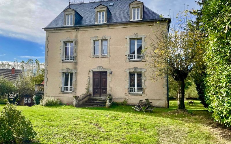 1453 - ELEGANTE MAISON DE MAITRE, BELLE RENOVATION RECENTE, CARREAUX DE CIMENT, MOULURES, CHEMINEES,  AVEC SON PARC ARBORÉ,  AUX ENVIRONS DE FIGEAC (LOT)