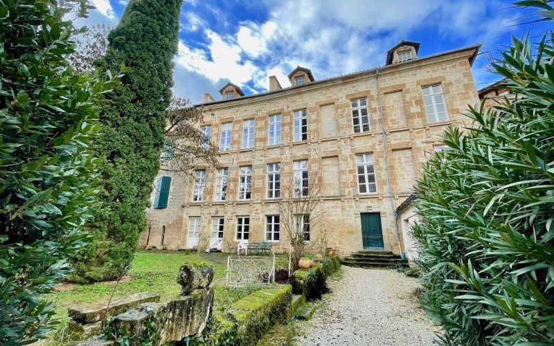 1413 - SUPERBE HOTEL PARTICULIER AVEC JARDIN, AU COEUR DU CENTRE HISTORIQUE DE FIGEAC (LOT)