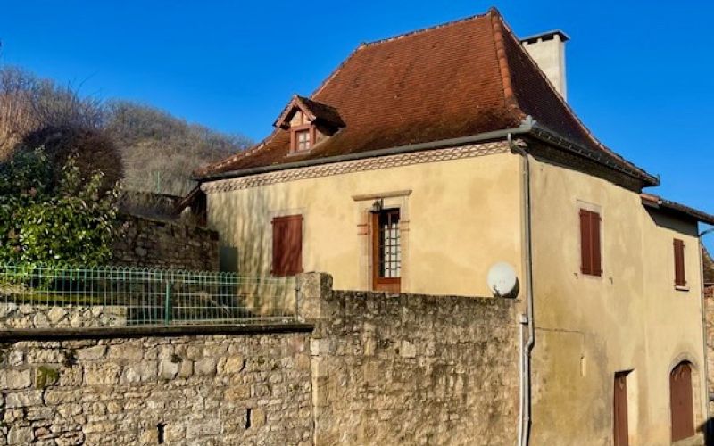 1476 - JOLIE MAISON  DE VILLAGE STYLE QUERCYNOISE, AVEC JARDIN ET GARAGE,  PRES DE FIGEAC (LOT)