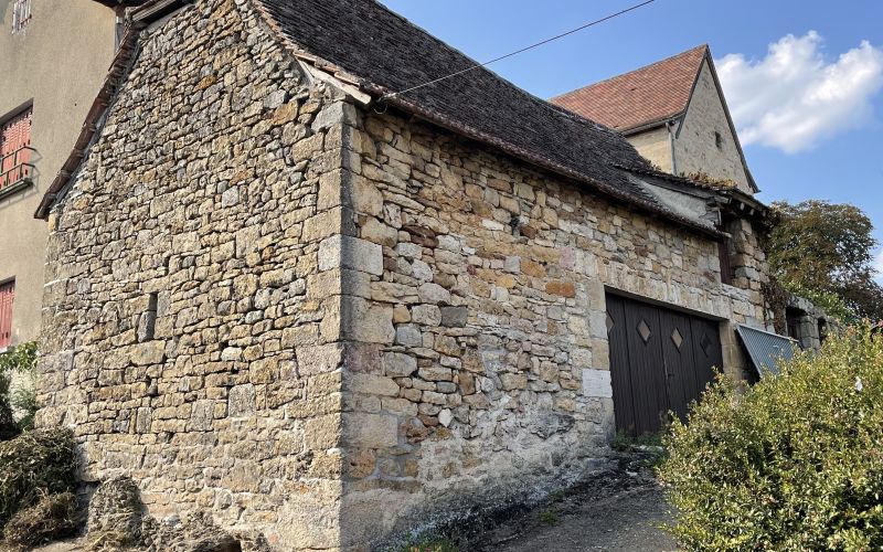1393 - GRANGE EN PIERRES A RENOVER DANS UN JOLI VILLAGE  TYPIQUE, PROCHE DE FIGEAC (LOT)