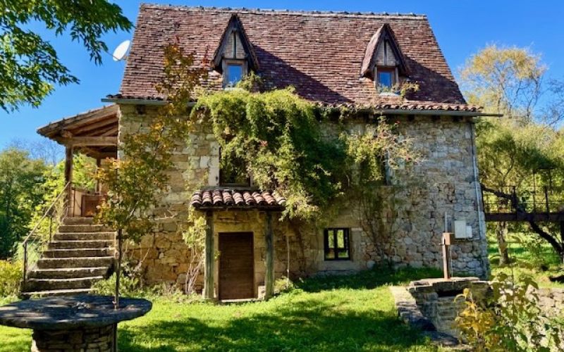 1575 - RAVISSANTE MAISON EN PIERRES, ANCIEN MOULIN, DATANT DE 1800, RÉNOVÉE EN 2015 , CHARME FOU, SUR 1 HA 2 DE TERRAIN , AVEC JACUZZI, AUX ENVIRONS DE FIGEAC SUD (LOT)