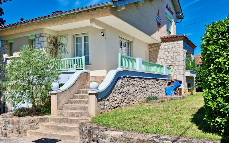 1566 - BELLE VILLA,  ANNEES 1930, AVEC PISCINE, JARDIN, GARAGE, CENTRE VILLE DE FIGEAC  (LOT) SUR 932 m2 DE TERRAIN