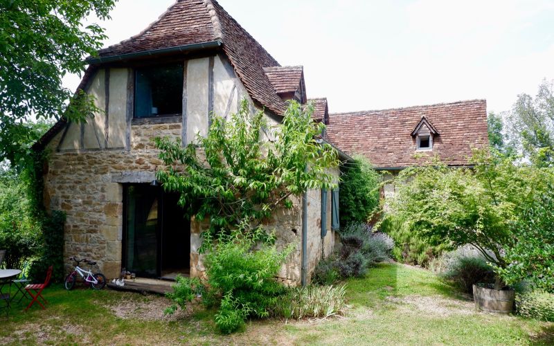 1418 - RAVISSANTE PROPRIETE DE CARACTERE AVEC DEUX DEPENDANCES, MATERIAUX ECOLOGIQUES, SUR 5169 m2, PROCHE DE FIGEAC