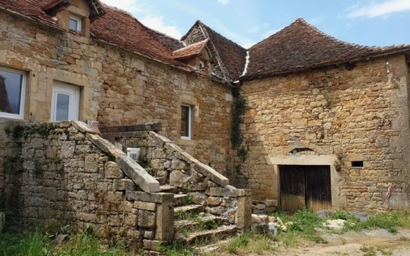 1472 - MAISON QUERCYNOISE DE CHARME,  EN PIERRES , AVEC SA GRANGE, AUX ENVIRONS DE FIGEAC  COTE AVEYRON