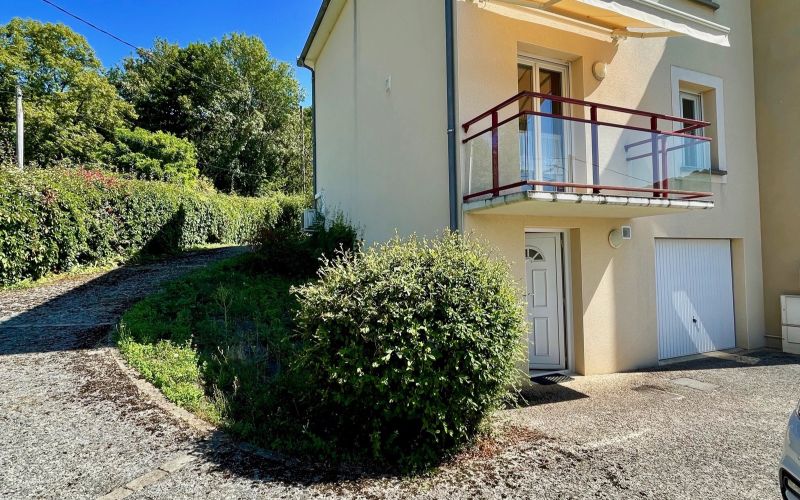 1447 - MAISON AVEC JARDIN ET GARAGE A FIGEAC , DANS UN ENSEMBLE IMMOBILIER RECENT, AVEC SUPERBE VUE DOMINANTE, PROCHE TOUS COMMERCES (LOT), BON INVESTISSEMENT LOCATIF