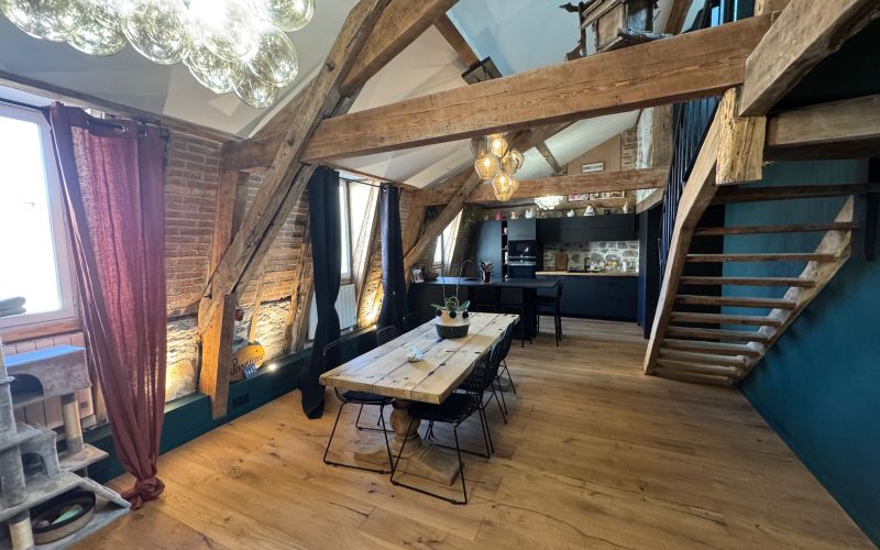1539 - SUPERBE APPARTEMENT T 3 EN DUPLEX , RÉNOVATION ÉLÉGANTE , TENDANCE, ET DE QUALITÉ, TRES BON DPE,  DANS FIGEAC (LOT)