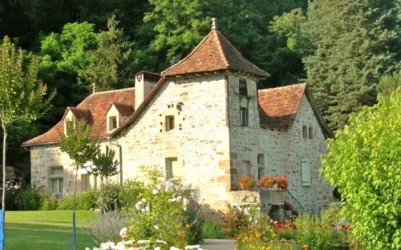 927 - MAGNIFIQUE MANOIR AVEC PISCINE, ASCENSEUR, PARC ARBORE, PROCHE DE FIGEAC (LOT)