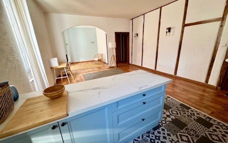 1509 - BEL APPARTEMENT LOUÉ , BON RAPPORT,  EN DUPLEX A FIGEAC (LOT) AVEC PARQUETS, PIERRES APPARENTES,  CENTRE VILLE