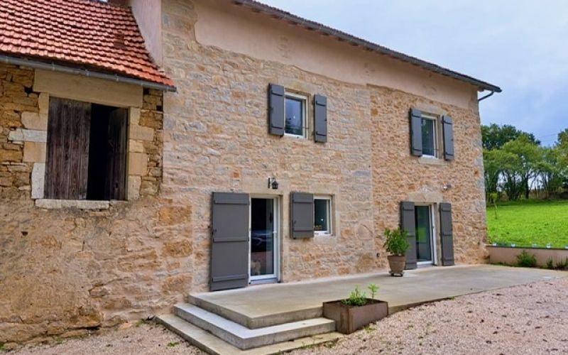 1574 - MAISON EN PIERRES , RESTAURÉE, AVEC  GRANGE , AU CALME, ISOLÉE, PROCHE DE CAJARC (LOT) ET VILLENEUVE (AVEYRON)
