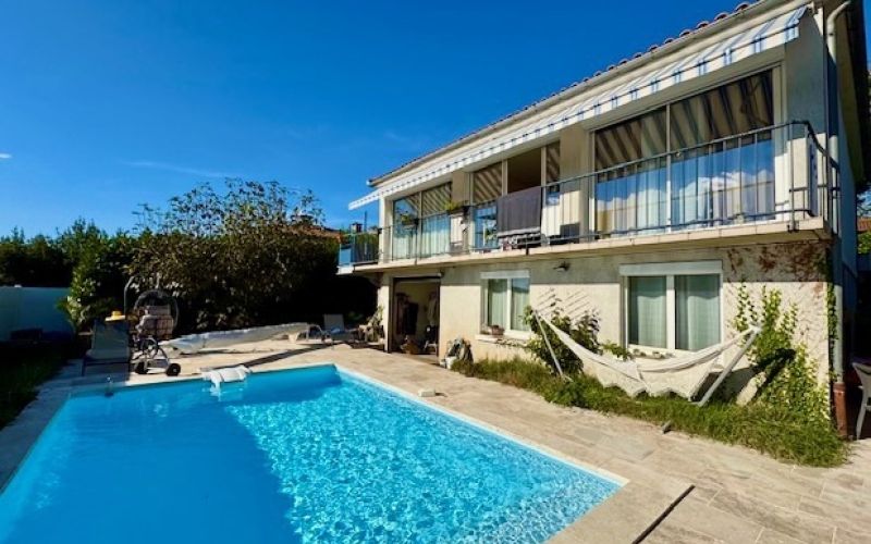 1576 - BELLE VILLA MODERNE RÉNOVÉE AVEC PISCINE, PROCHE DU CENTRE VILLE DE FIGEAC (LOT), AU CALME, ET  COMMERCES A PROXIMITE, NAVETTE GRATUITE.