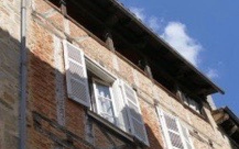 1300 - APPARTEMENT EN DUPLEX AVEC BALCON SOLEILHO, CENTRE HISTORIQUE DE FIGEAC (LOT)