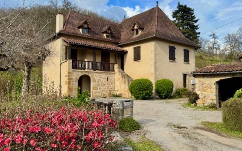 1533 - GRANDE VILLA SUR PLUS D'UN HECTARE AUX PORTES DE FIGEAC (LOT)