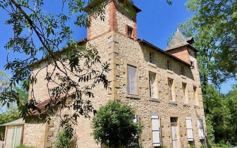 1220 -  CORPS DE FERME AVEC MAISON DE MAITRE ET SES DEUX PIGEONNIERS , UNE IMMENSE GRANGE,  AUX ENVIRONS DE FIGEAC, COTE AVEYRON