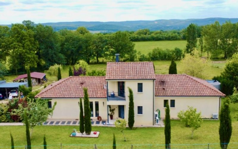 1616 - BELLE VILLA CONTEMPORAINE PLAIN-PIED DE 2012 , A MOINS DE 10 MN DE FIGEAC (LOT) SUR  9293 M2, EXCELLENT DPE