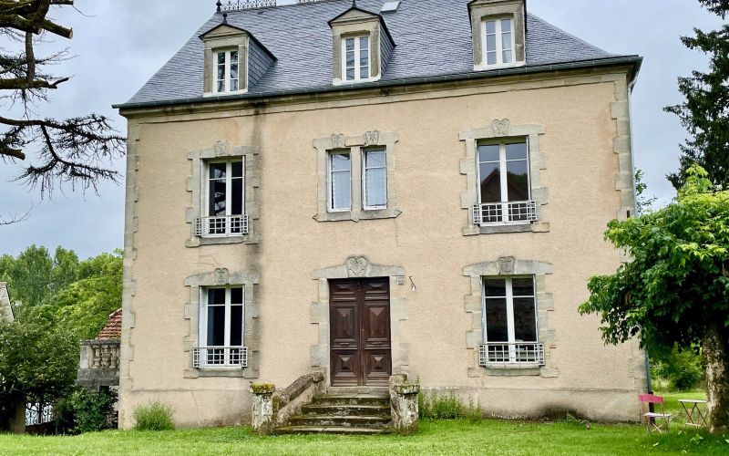 1453 - ELEGANTE MAISON DE MAITRE, BELLE RENOVATION RECENTE, CARREAUX DE CIMENT, MOULURES, CHEMINEES,  AVEC SON PARC ARBORÉ,  AUX ENVIRONS DE FIGEAC (LOT)