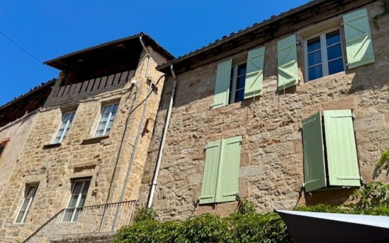 1556 - BEL IMMEUBLE DE RAPPORT EN PIERRES,  EN PARTIE RESTAURÉ,  DANS LE CENTRE HISTORIQUE DE FIGEAC (LOT)
